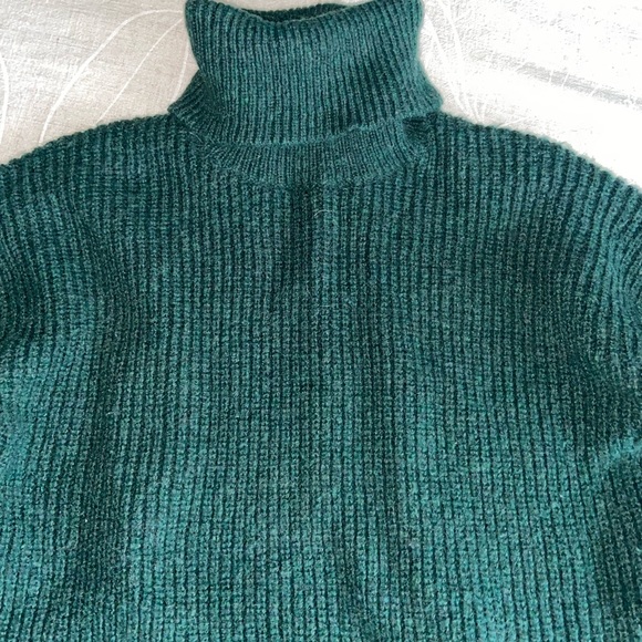 Beautiful jewel tone green Calvin Klein wool blend turtleneck sweater, size M - Picture 3 of 6